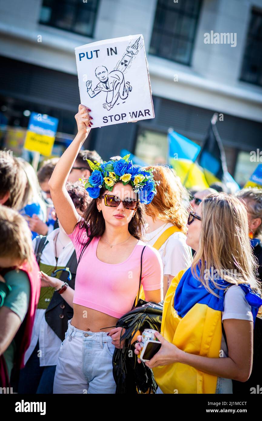 Tausende marschieren solidarisch gegen den Krieg in der Ukraine. "London steht mit der Ukraine" zeigt die Unterstützung für das ukrainische Volk. Gegen Putin. Stockfoto