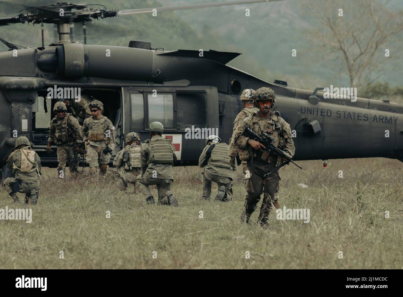 Soldaten der US-Armee, die der Kompanie D, 2. Bataillon, 27. Infanterie-Regiment, 3. Brigade, 25. Infanterie-Division, Und Soldaten der philippinischen Armee, die dem Kampfteam der Brigade 1. zugewiesen sind, nehmen ihre Positionen ein, während führende Führer der US-Armee während einer kombinierten Live-Feuerübung zur Unterstützung von Salaknib auf dem Luftwaffenstützpunkt Oberst Ernesto Rabina auf den Philippinen am 21. März 2022 eintreffen. Fast 1.100 US Army Pacific Soldaten nehmen gemeinsam mit ihren philippinischen Kollegen an Salaknib Teil, um die Interoperabilität zu verbessern und unsere Partnerschaft im gesamten Indo‐Pacific zu stärken. (USA Armeefoto von SPC Joshua O Stockfoto
