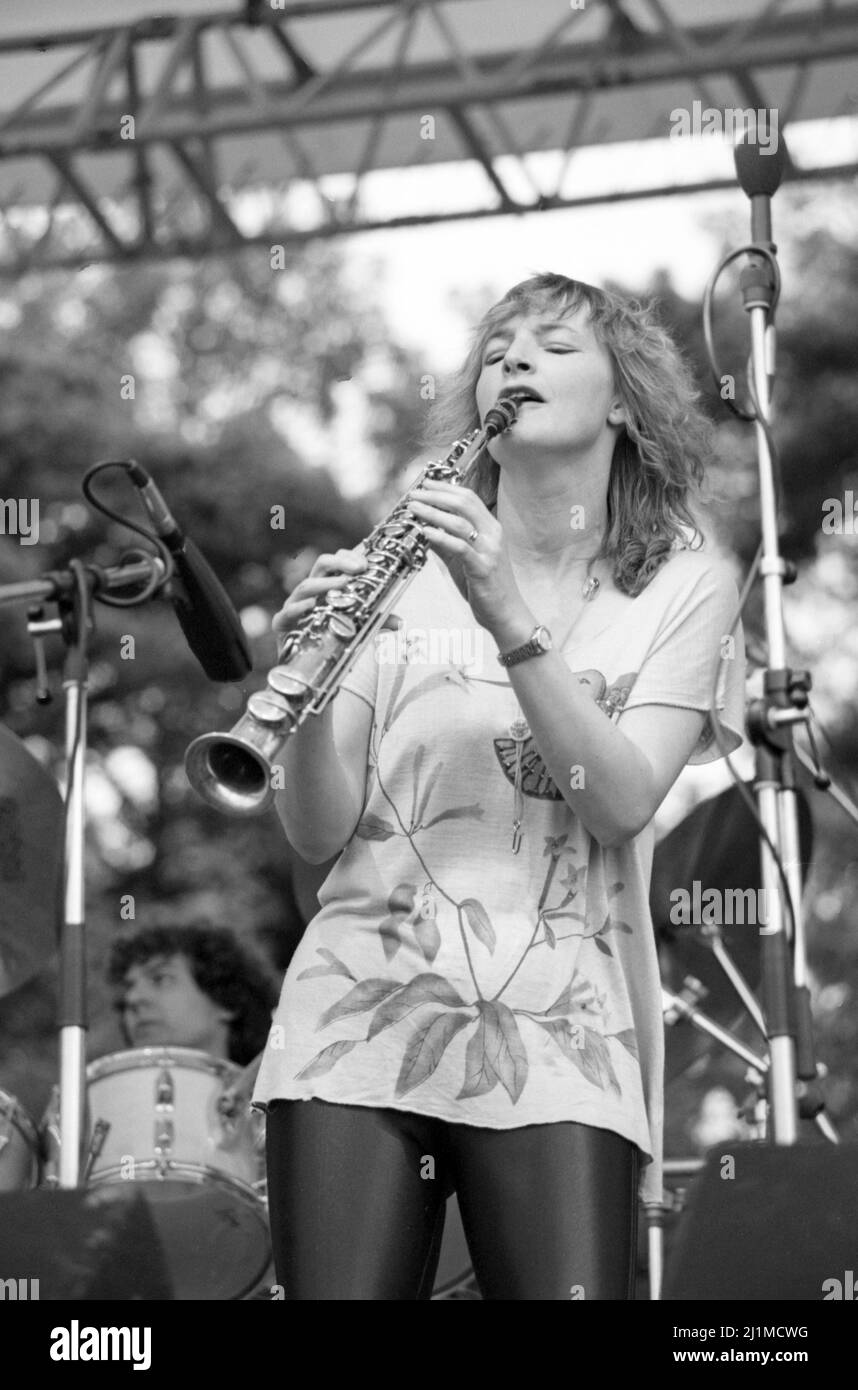 Die englische Musikerin Barbara Thompson, MBE, tritt beim Capital Radio Jazz Festival 1981 in Knebworth, Hertfordshire, England, auf. Stockfoto