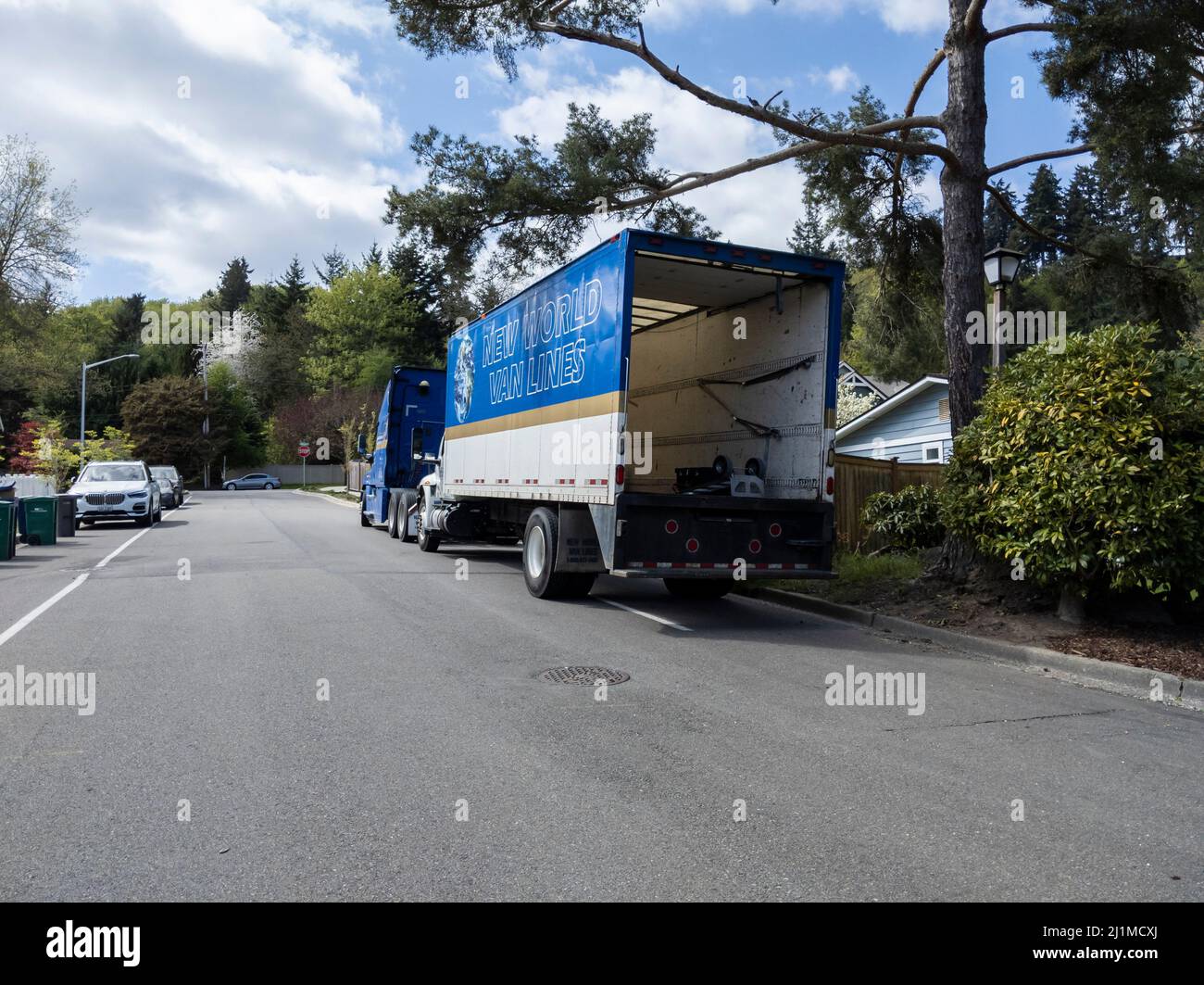 Kirkland, WA USA - ca. April 2021: Abgewinkelte Ansicht eines New World Van Lines fahrenden Lkw in einer Wohngegend Stockfoto
