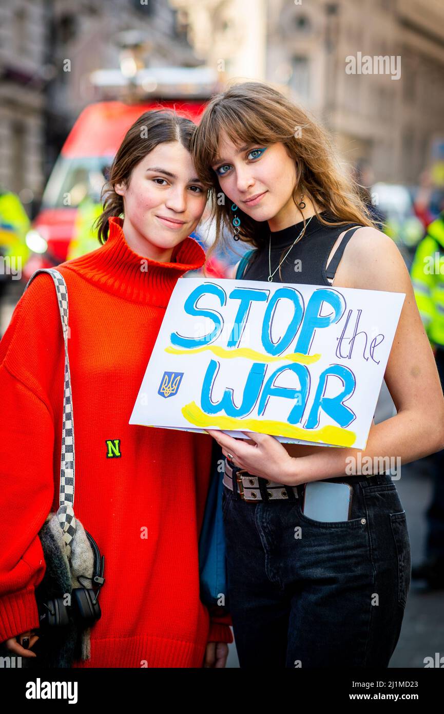 Tausende marschieren solidarisch gegen den Krieg in der Ukraine. "London steht mit der Ukraine" zeigt die Unterstützung für das ukrainische Volk. Gegen Putin. Stockfoto