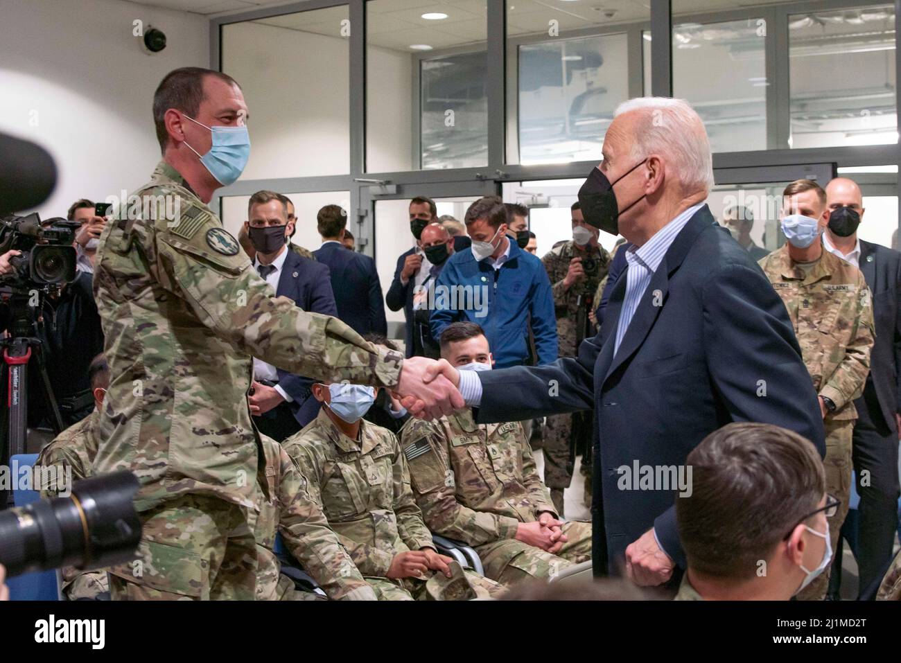 US-Präsident Joseph R. Biden Jr. begrüßt US-Fallschirmjäger, die der Luftlandedivision 82. bei einem Besuch in Jasionka, Polen, am 25. März 2022 zugewiesen wurden. Präsident Biden besuchte Fallschirmjäger, die der Luftlandedivision 82. zugewiesen sind und derzeit zur Unterstützung des NATO-Bündnisses entlang seiner östlichen Flanke im Südosten Polens stationiert sind. (USA Marine Corps Foto von Sgt. Claudia Nix) Stockfoto