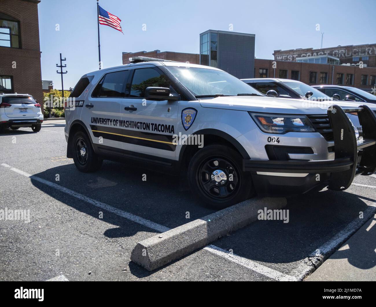 Tacoma, WA USA - ca. August 2021: Abgewinkelte Ansicht eines Sicherheitsfahrzeugs der University of Washington auf dem Campus-Parkplatz an einem hellen, sonnigen Tag Stockfoto