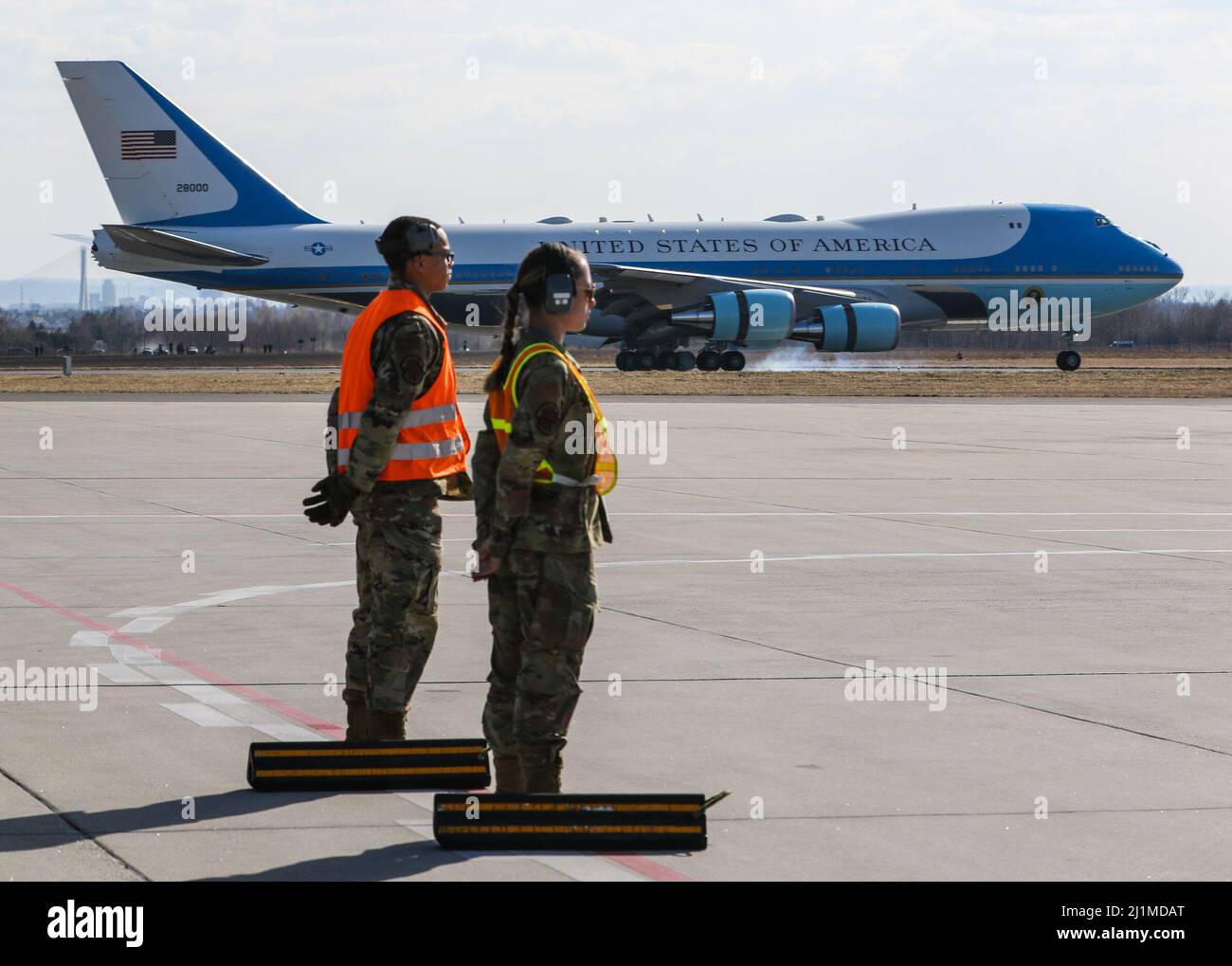 Air Force One kommt am 25. März 2022 am Flughafen Rzeszow-Jasionka in Polen an. Der Präsident, der Verteidigungsminister und andere Beamte besuchten Truppen, die derzeit zur Unterstützung unserer NATO-Verbündeten nach Polen entsandt werden. (USA Armeefoto von Sgt. Catessa Palone) Stockfoto