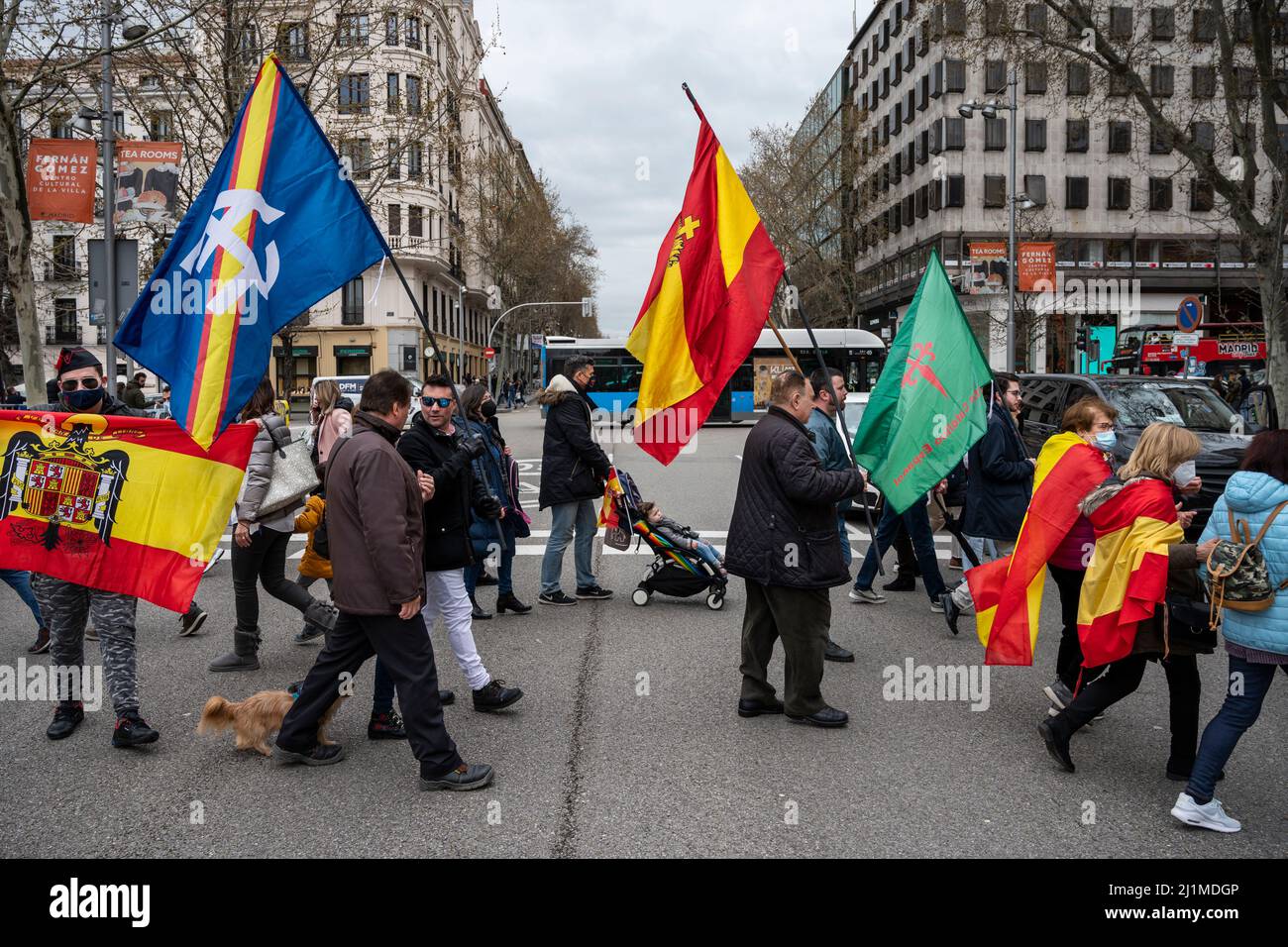 Madrid, Spanien. 26. März 2022. Demonstranten überqueren die Straße, als sie eine Demonstration verlassen, die von der Vereinigung der Opfer des Terrorismus (AVT) unter dem Motto "alles ist nicht erlaubt, verräterische Regierung. Gerechtigkeit für die Opfer des Terrorismus“, während sie ihre Unzufriedenheit gegen den spanischen Premierminister Pedro Sanchez und seine sozialdemokratische politische Partei PSOE auf der Plaza Colon in Madrid, Spanien, zum Ausdruck bringen. Kredit: SOPA Images Limited/Alamy Live Nachrichten Stockfoto