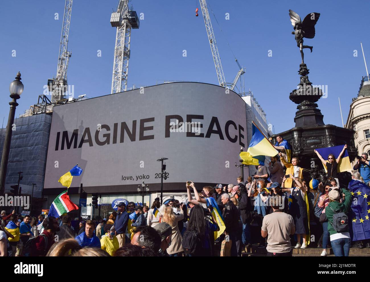 London, Großbritannien. 26.. März 2022. Die Nachricht „Imagine Peace“ von Yoko Ono wird auf den Piccadilly Lights im Piccadilly Circus angezeigt. Tausende von Menschen marschierten aus Solidarität mit der Ukraine von der Park Lane zum Trafalgar Square, während Russland seinen Angriff fortsetzt. Kredit: Vuk Valcic/Alamy Live Nachrichten Stockfoto