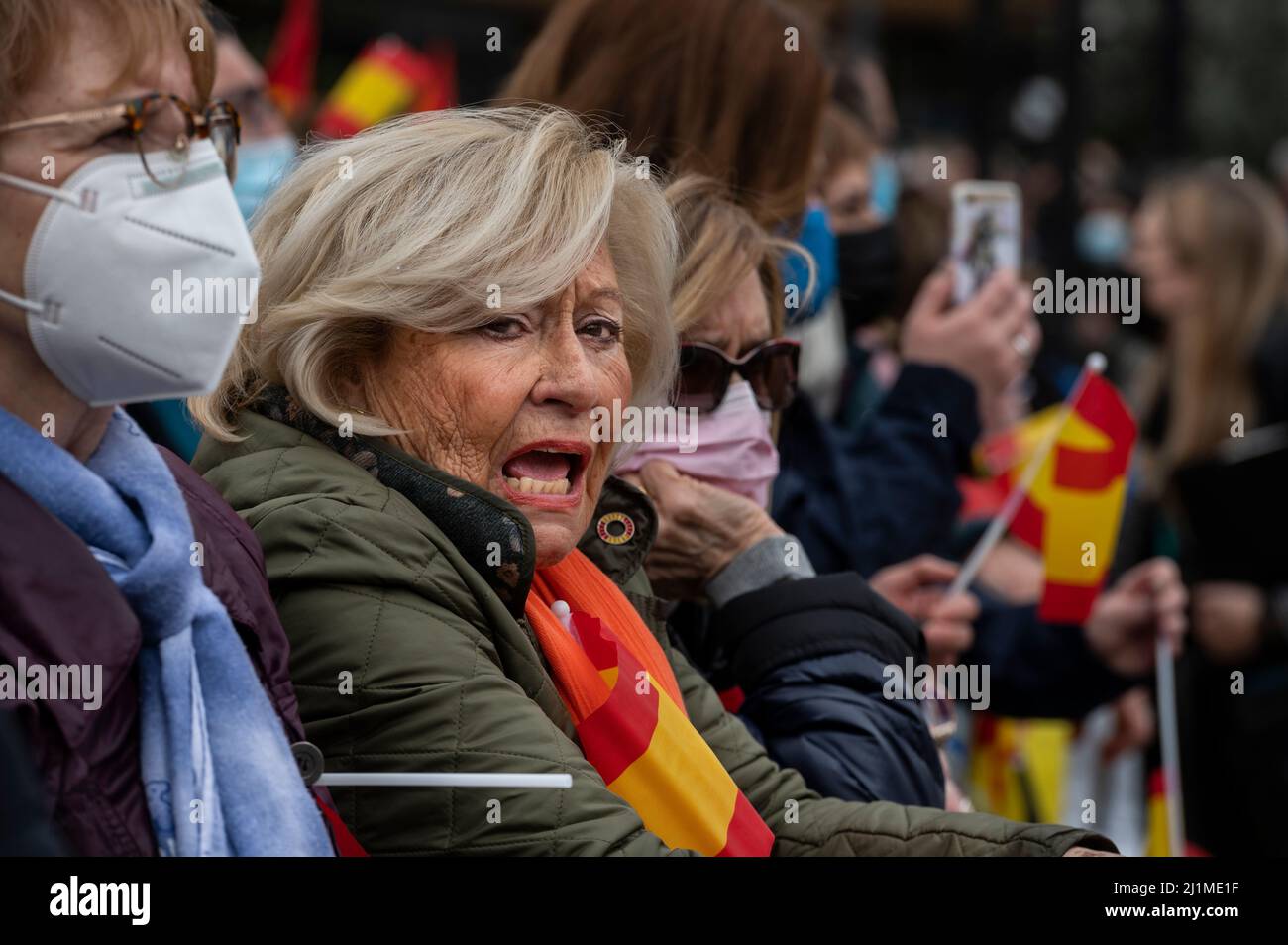 Madrid, Spanien. 26. März 2022. Ein Protestant schreit Slogans während einer von der Vereinigung der Opfer des Terrorismus (AVT) organisierten Demonstration unter dem Motto "alles ist nicht erlaubt, verräterische Regierung.Gerechtigkeit für die Opfer des Terrorismus", während sie ihre Unzufriedenheit gegen den spanischen Premierminister Pedro Sanchez, Und seine sozialdemokratische politische Partei PSOE auf der Plaza Colon in Madrid, Spanien. (Foto von Miguel Candela/SOPA Images/Sipa USA) Quelle: SIPA USA/Alamy Live News Stockfoto