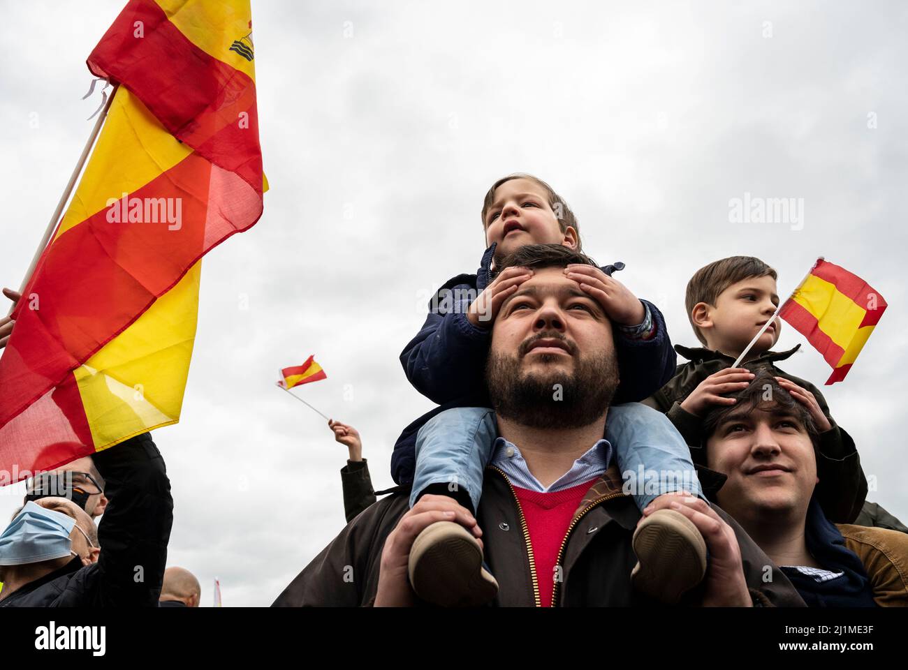 Madrid, Spanien. 26. März 2022. Demonstranten mit Flaggen nehmen an einer Demonstration Teil, die von der Vereinigung der Opfer des Terrorismus (AVT) unter dem Motto "alles ist nicht erlaubt, verräterische Regierung.Gerechtigkeit für die Opfer des Terrorismus" organisiert wird, während sie ihre Unzufriedenheit gegen den spanischen Premierminister Pedro Sanchez, Und seine sozialdemokratische politische Partei PSOE auf der Plaza Colon in Madrid, Spanien. (Foto von Miguel Candela/SOPA Images/Sipa USA) Quelle: SIPA USA/Alamy Live News Stockfoto