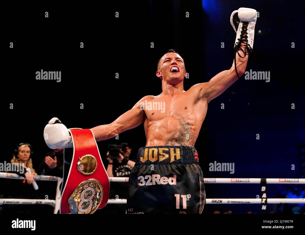Josh Warrington feiert seinen Sieg im IBF World Featherweight Title Kampf gegen Kiko Martinez in der ersten Direct Arena in Leeds. Bilddatum: Samstag, 26. März 2022. Stockfoto