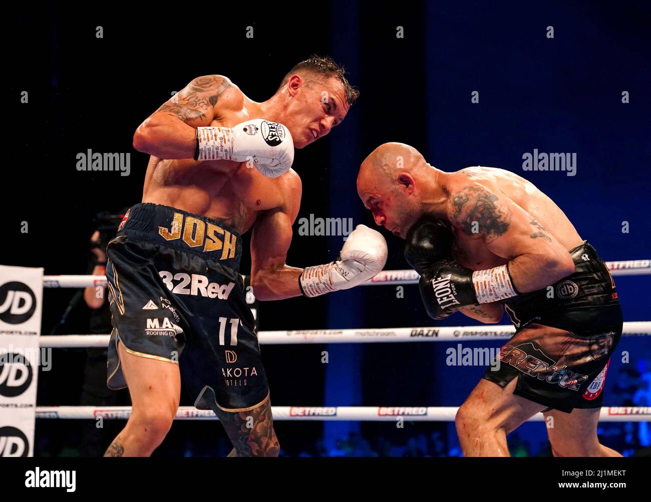 Josh Warrington (links) in Aktion gegen Kiko Martinez während ihres IBF World Featherweight Title Fight in der ersten Direct Arena in Leeds. Bilddatum: Samstag, 26. März 2022. Stockfoto