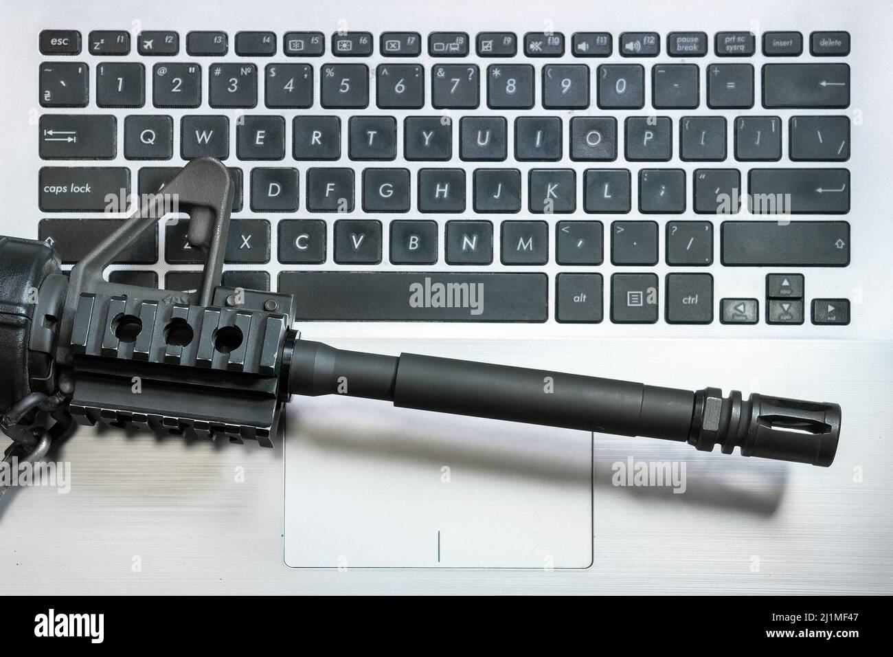 Cyber-Kriegsführung. Maschinengewehr auf Tastatur-Computer. Fake News. Hybride Kriegsmedien beeinflussen die öffentliche Meinung. Datensicherheit Cyber-Krieg Terrorismus Bedrohung Stockfoto