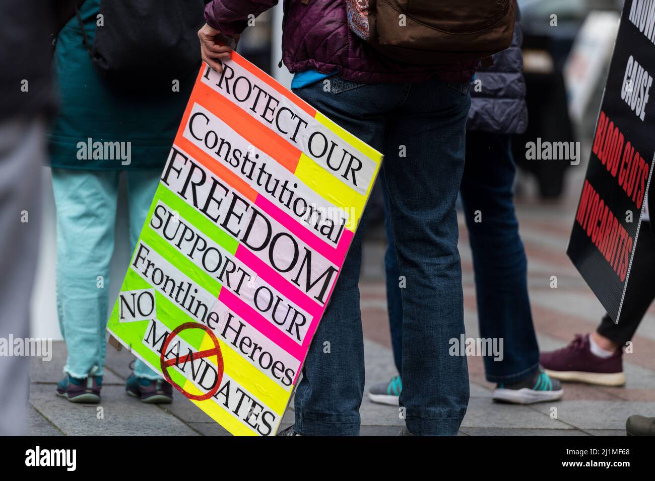 Seattle, USA. 26 März 2022. Die March for Freedom Rally lehnt Covid-Mandate-Proteste im Westlake Park ab. Die Demonstranten fordern die Beendigung der Impfstoffverpflichtungen und Maskenmandate als eine neue Zunahme der Infektionen durch die Omicron-Subvariante BA.2. Die Ausbreitung der Subvariante bedroht die jüngsten Rückschläge auf die Impfstoffanforderungen und die Maskenanforderungen im Bundesstaat Washington. Quelle: James Anderson/Alamy Live News Stockfoto