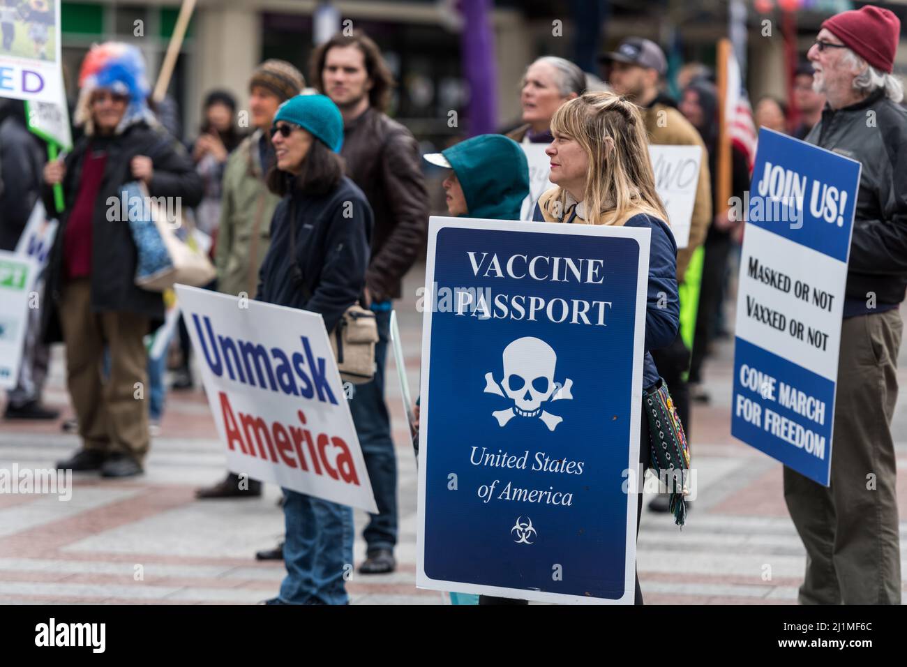 Seattle, USA. 26 März 2022. Die March for Freedom Rally lehnt Covid-Mandate-Proteste im Westlake Park ab. Die Demonstranten fordern die Beendigung der Impfstoffverpflichtungen und Maskenmandate als eine neue Zunahme der Infektionen durch die Omicron-Subvariante BA.2. Die Ausbreitung der Subvariante bedroht die jüngsten Rückschläge auf die Impfstoffanforderungen und die Maskenanforderungen im Bundesstaat Washington. Quelle: James Anderson/Alamy Live News Stockfoto