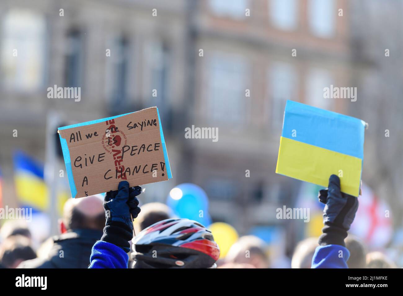 Straßburg, Frankreich - 6. März 2022: Gib dem Frieden eine Chance auf ein Plakat in männlicher Hand, als Hunderte von Demonstranten sich vor dem russischen Konsulat versammelten, um sich solidarisch mit den Ukrainern und gegen den Krieg nach der russischen Invasion zu zeigen Stockfoto