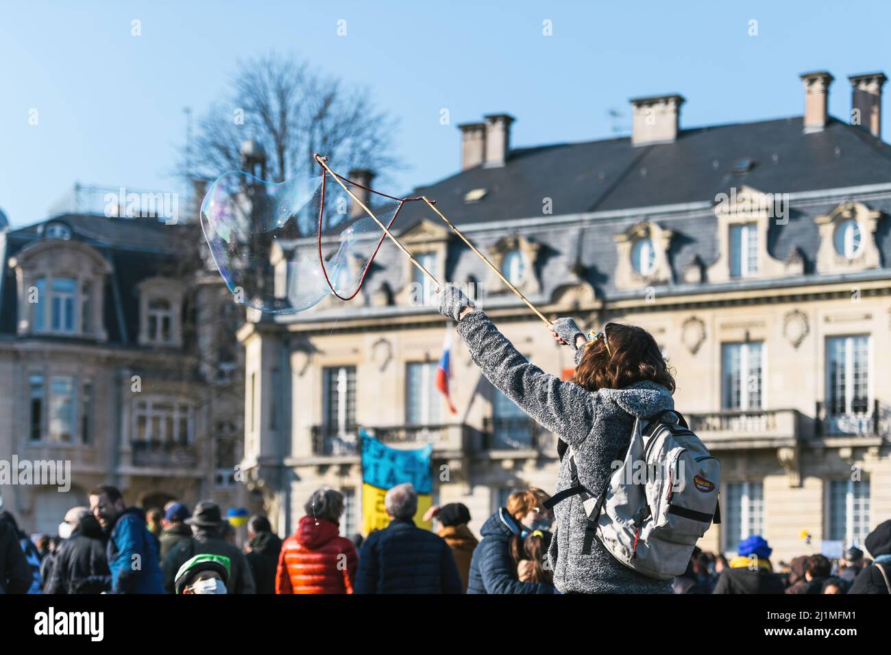 Straßburg, Frankreich - 6. März 2022: Frau stellt Seifenballons her, als Hunderte von Demonstranten sich vor dem russischen Konsulat versammelten, um sich solidarisch mit den Ukrainern und gegen den Krieg nach der russischen Invasion zu zeigen Stockfoto