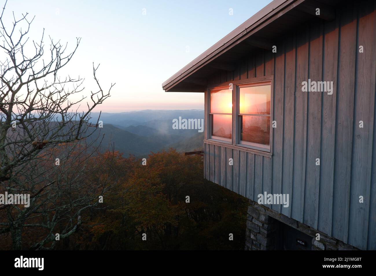 Hütte mit Blick auf die Berge bei Sonnenuntergang/Dämmerung Stockfoto