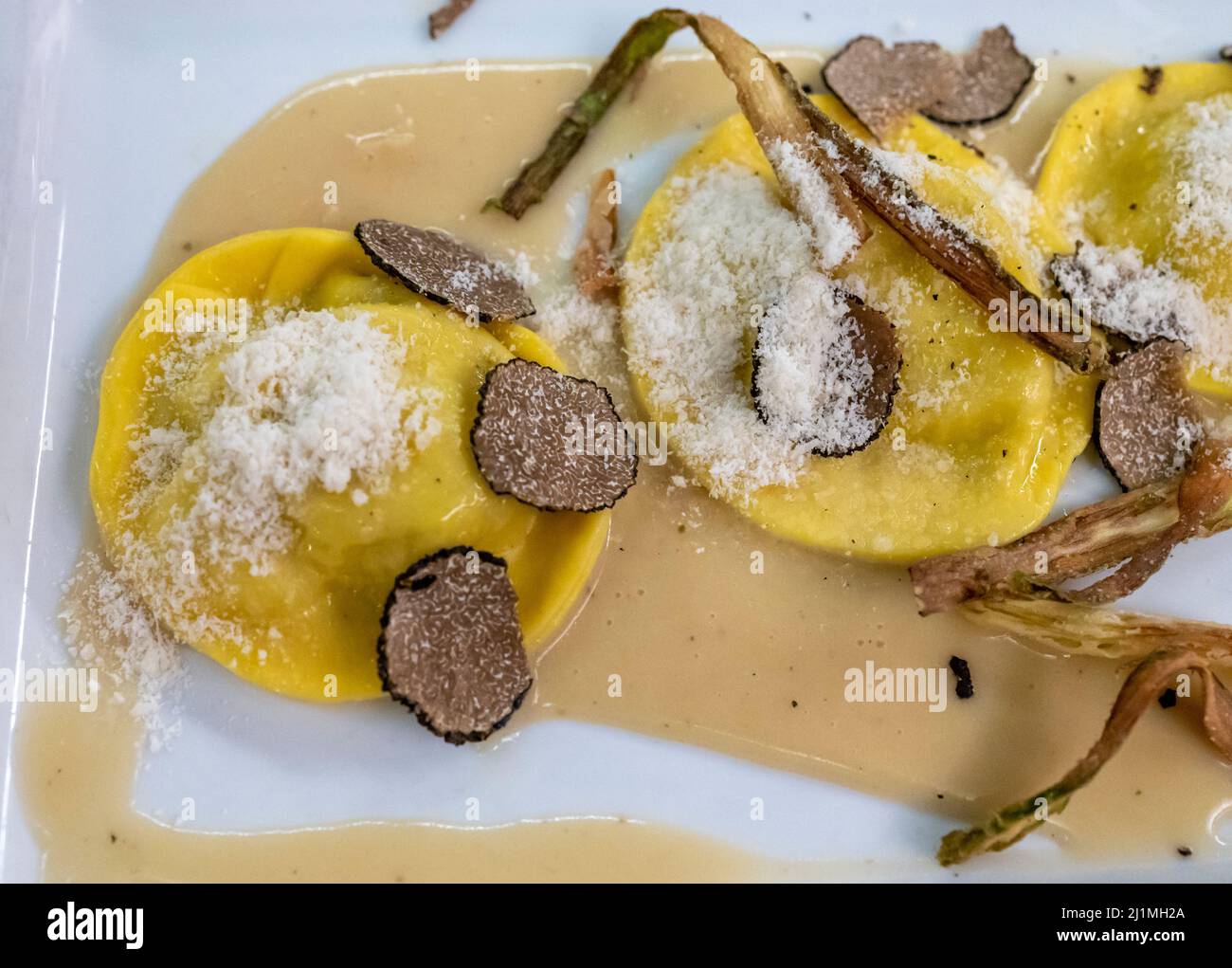 Italienische Küche, frisch hausgemachte rote Kartoffel gefüllte Pasta ...