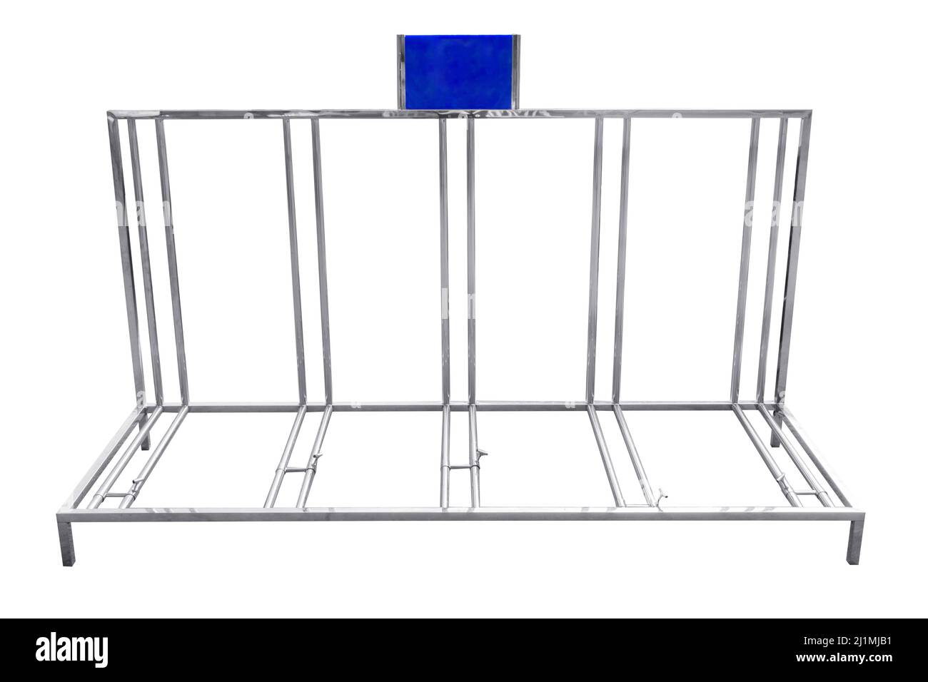 Fahrradparkplatz aus Edelstahl isoliert auf weißem Hintergrund, mit Clipping-Pfad. Stockfoto