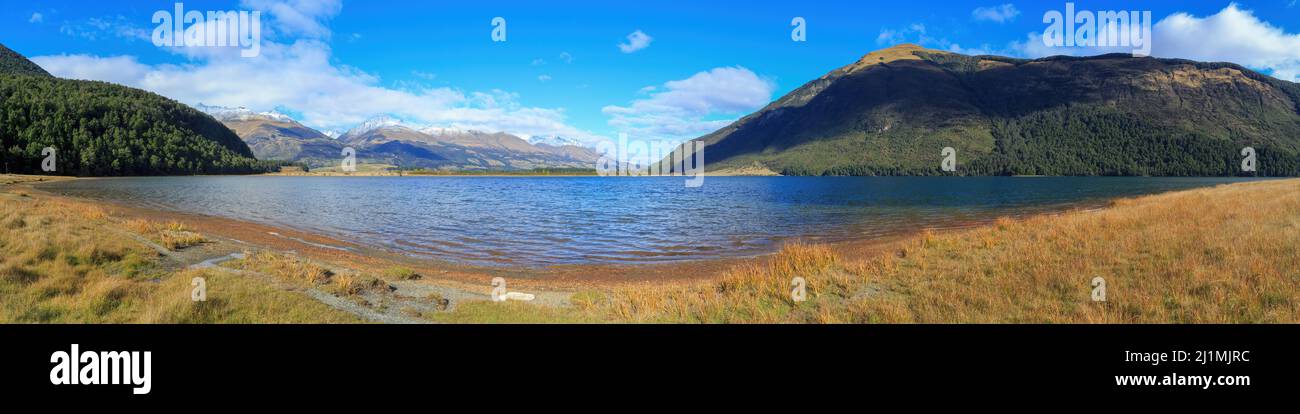 Ein Panoramablick auf den Diamond Lake in der Region Otago auf der Südinsel Neuseelands, umgeben von den Bergen und Ausläufern der südlichen Alpen Stockfoto