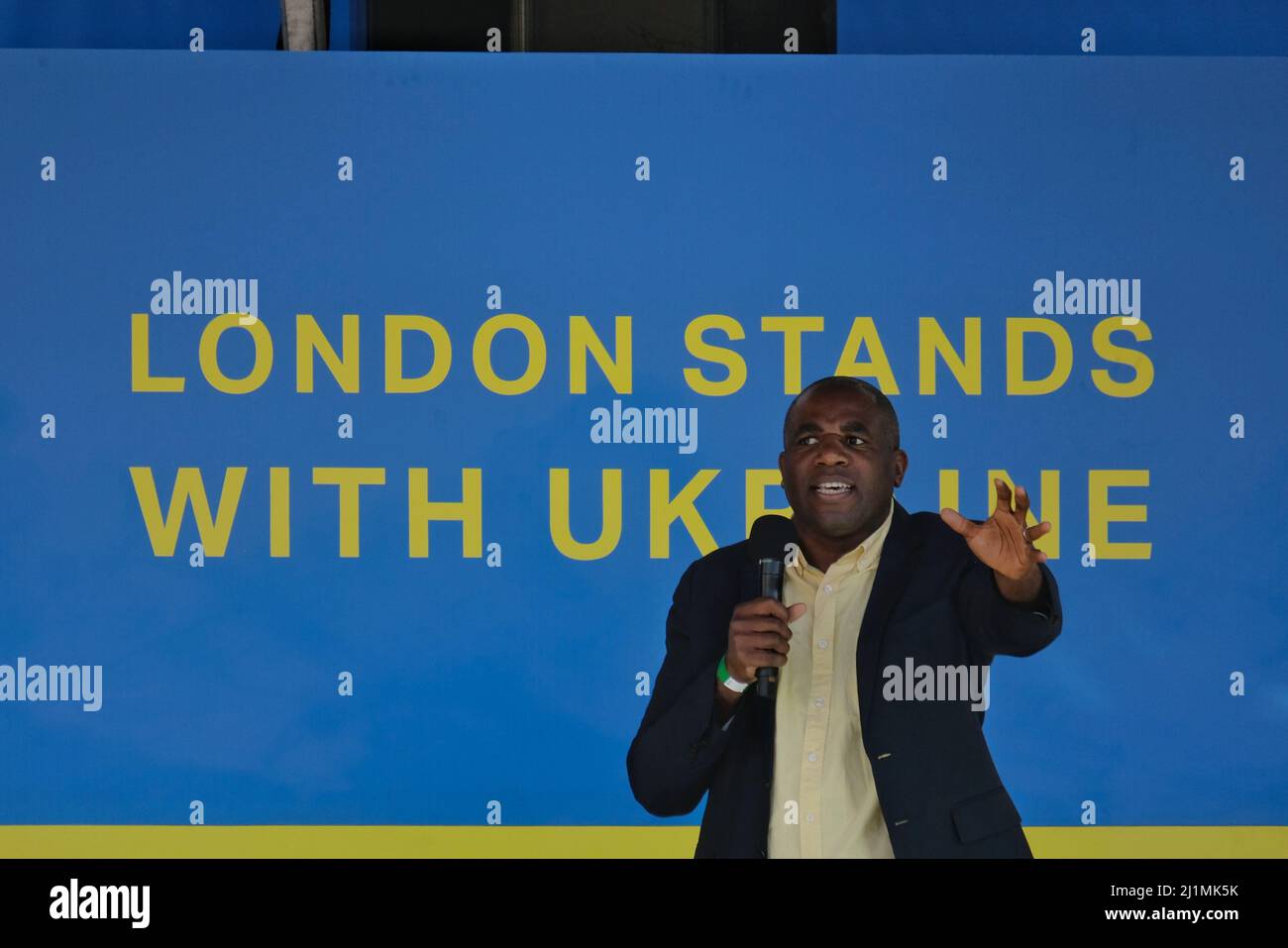 London, Großbritannien, 26.. März 2022. Der Abgeordnete David Lammy spricht bei einer Friedenskundgebung in der Ukraine an die Menge. Tausende versammelten sich, um Solidarität mit der Ukraine zu zeigen, bei einer Veranstaltung im Zentrum von London, die von der Europäischen Bewegung organisiert und vom Bürgermeister von London unterstützt wurde. Einen Monat nach der russischen Invasion forderte der ukrainische Präsident Wolodymyr Zelenskyy die weltweiten Proteste, um den Krieg zu beenden. Quelle: Elft Hour Photography/Alamy Live News Stockfoto