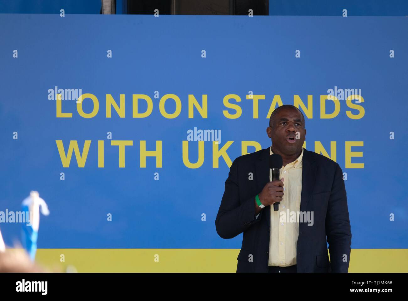 London, Großbritannien, 26.. März 2022. Der Abgeordnete David Lammy spricht bei einer Friedenskundgebung in der Ukraine an die Menge. Tausende versammelten sich, um Solidarität mit der Ukraine zu zeigen, bei einer Veranstaltung im Zentrum von London, die von der Europäischen Bewegung organisiert und vom Bürgermeister von London unterstützt wurde. Einen Monat nach der russischen Invasion forderte der ukrainische Präsident Wolodymyr Zelenskyy die weltweiten Proteste, um den Krieg zu beenden. Quelle: Elft Hour Photography/Alamy Live News Stockfoto