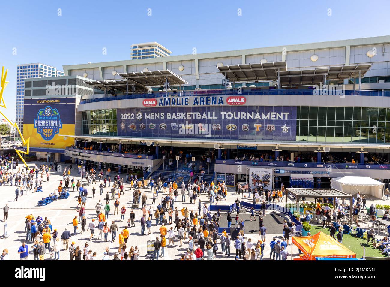 Tampa, FL - 13. März 2022 - Fans vor der Amalie Arena für das 2022 SEC Männer Basketballturnier Stockfoto