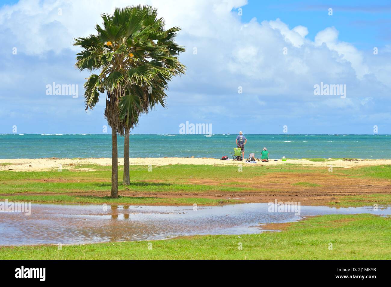 Ein malerischer Strand der Kaneohe Bay mit der Insel Kapapa, Oahu HI Stockfoto