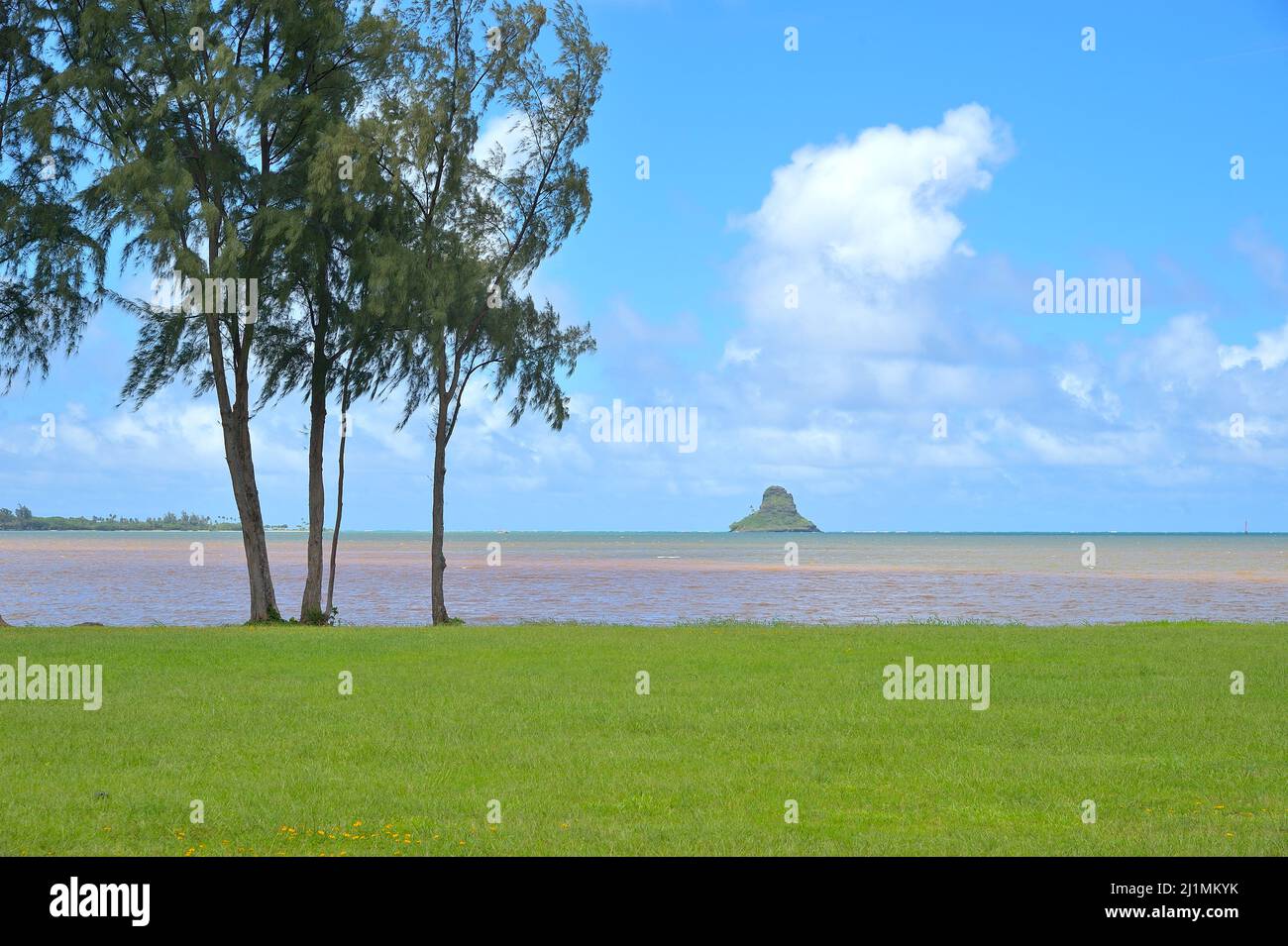 Ein malerischer Strand der Kaneohe Bay mit der Insel Kapapa, Oahu HI Stockfoto