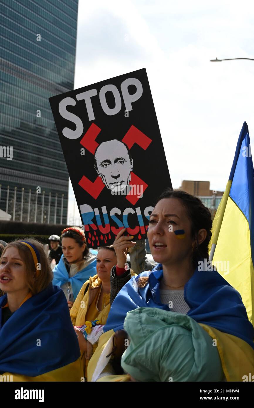 Hunderte Ukrainer und Amerikaner-Ukrainer marschierten, um gegen die Invasion der Ukraine durch Russland zu protestieren. Der Marsch der Mutter ging von der Pl. der Vereinten Nationen aus Stockfoto