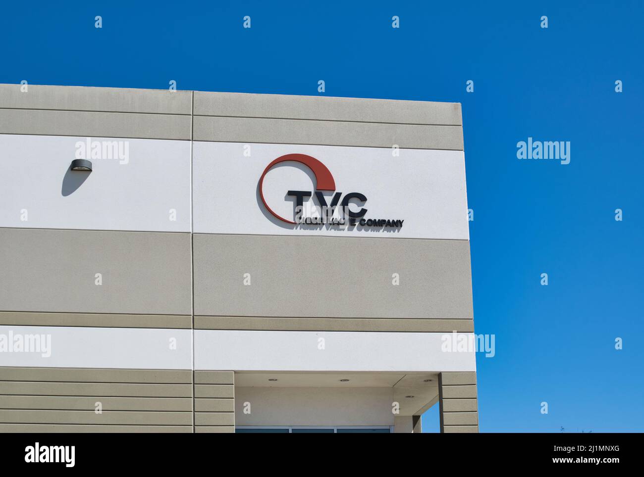 Houston, Texas USA 03-20-2022: Außenansicht des TVC-Bürogebäudes in Houston, TX. Haupteingang und Fassade der Tiger Valve Company. Stockfoto