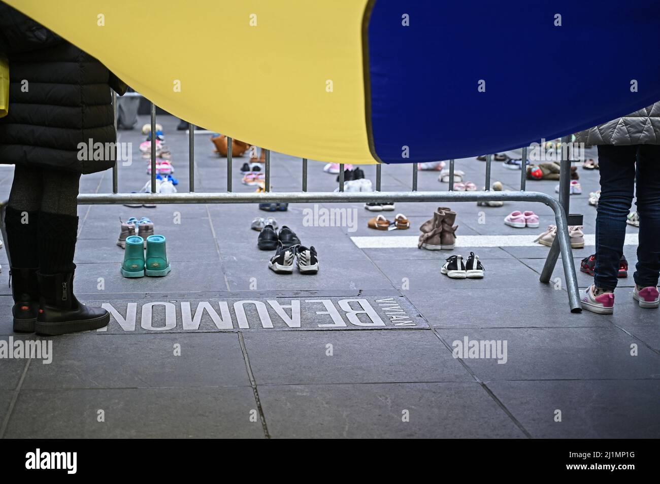 Hunderte Ukrainer und Amerikaner-Ukrainer marschierten, um gegen die Invasion der Ukraine durch Russland zu protestieren. Der Marsch der Mutter ging von der Pl. der Vereinten Nationen aus Stockfoto