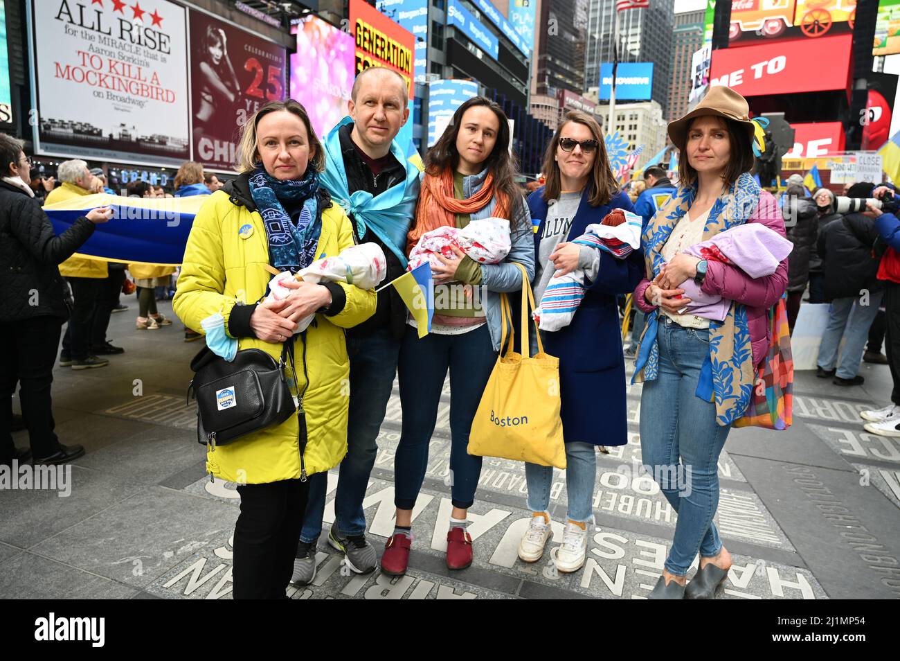 Hunderte Ukrainer und Amerikaner-Ukrainer marschierten, um gegen die Invasion der Ukraine durch Russland zu protestieren. Der Marsch der Mutter ging von der Pl. der Vereinten Nationen aus Stockfoto