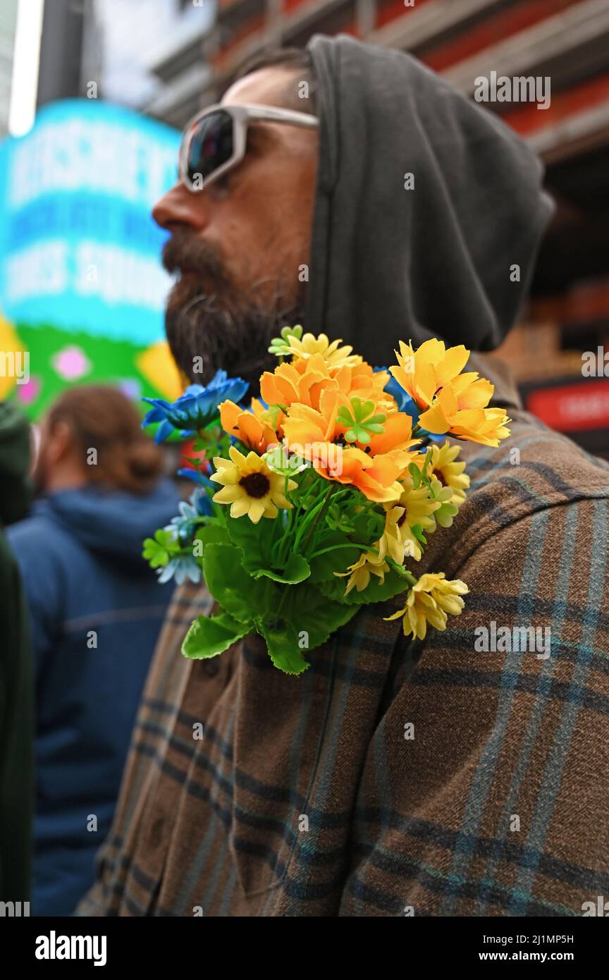 Hunderte Ukrainer und Amerikaner-Ukrainer marschierten, um gegen die Invasion der Ukraine durch Russland zu protestieren. Der Marsch der Mutter ging von der Pl. der Vereinten Nationen aus Stockfoto