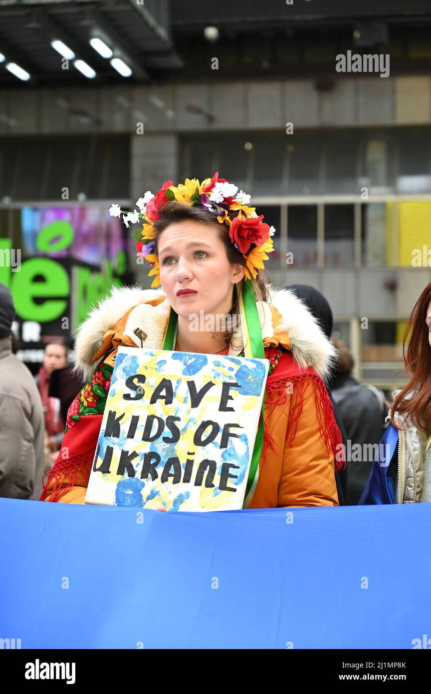 Hunderte Ukrainer und Amerikaner-Ukrainer marschierten, um gegen die Invasion der Ukraine durch Russland zu protestieren. Der Marsch der Mutter ging von der Pl. der Vereinten Nationen aus Stockfoto