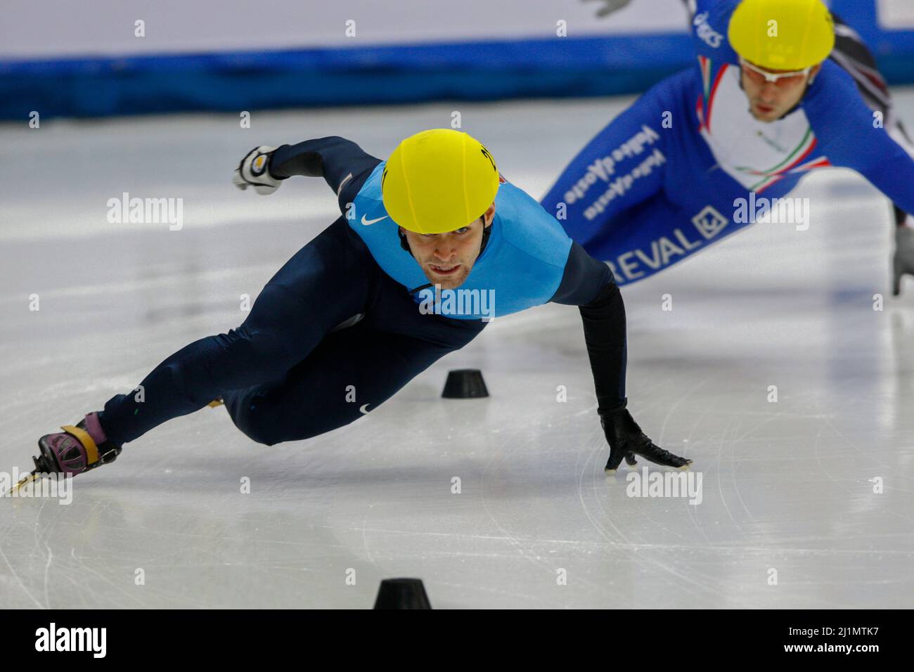 Sep 24, 2009-Seoul, Südkorea-Simon Jeff, Front, der USA, tritt am 24. September 2009 in Südkorea bei den Herren-500-Meter-Läufen der ISU World Cup Short Track Speed Skating Championship 2009/ 2010 an. Stockfoto