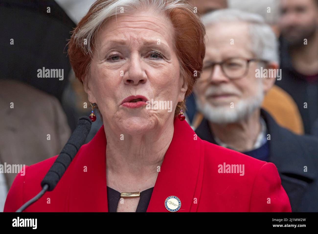 NEW YORK, NY - 26. MÄRZ: Roberta Reardon, die Kommissarin des New Yorker Außenministeriums für Arbeit, spricht bei einer Straßenbenennungszeremonie in Hell's Kitchen am 26. März 2022 in New York City. Frances Perkins war von 1933 bis 1945 US-Arbeitsministerin unter Franklin Delano Roosevelt und die erste Frau, die als Kabinettssekretärin diente. West 46. Street zwischen Ninth und Tenth Avenues – ein Block, zu dem Hartley House gehört, eine gemeinnützige Organisation, in der France Perkins als Sozialarbeiterin tätig war, heißt Frances Perkins Place. Stockfoto