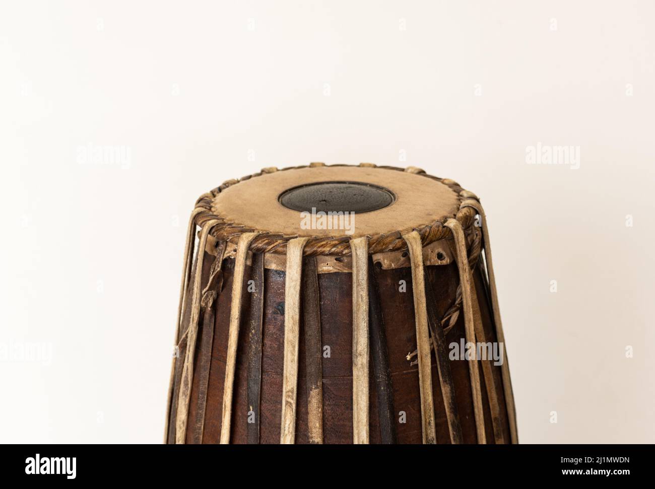 Bild von Mridangam, einem indischen Schlagzeuginstrument, das aus Jackfruitholz und Ziegenhaut besteht Stockfoto