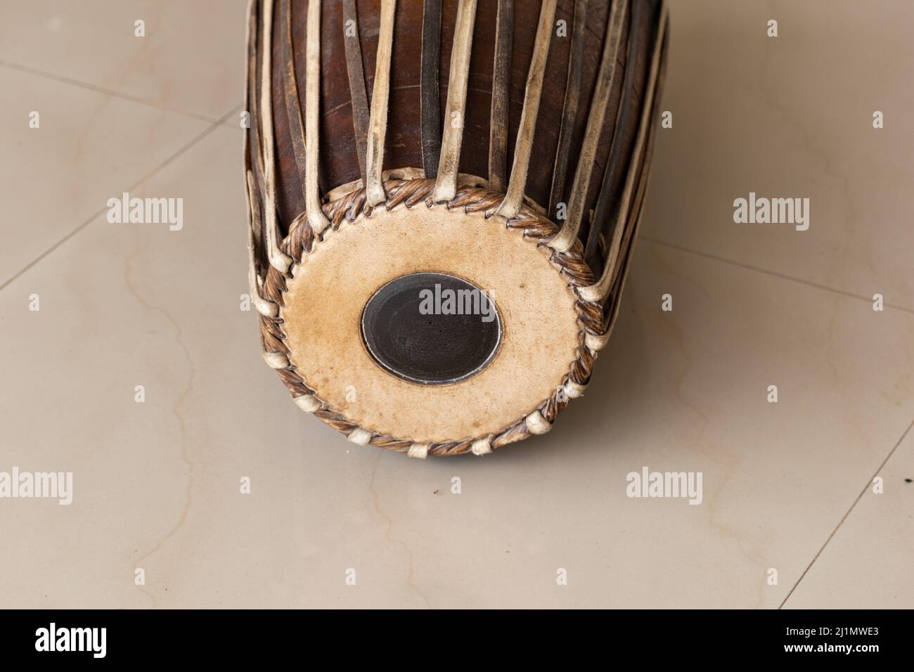 Bild von Mridangam, einem indischen Schlagzeuginstrument, das aus Jackfruitholz und Ziegenhaut besteht Stockfoto