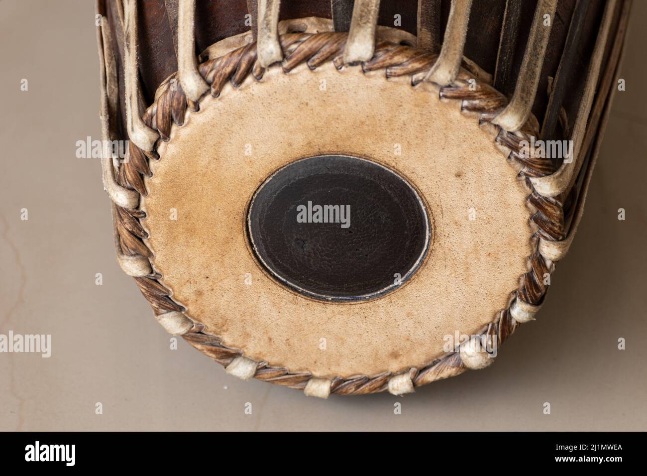 Bild von Mridangam, einem indischen Schlagzeuginstrument, das aus Jackfruitholz und Ziegenhaut besteht Stockfoto