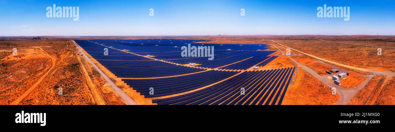 Riesiges Solarkraftwerk mit Paneelen für erneuerbare Energie in der Bergbaustadt Broken Hill im australischen Outback - breites Luftpanorama. Stockfoto