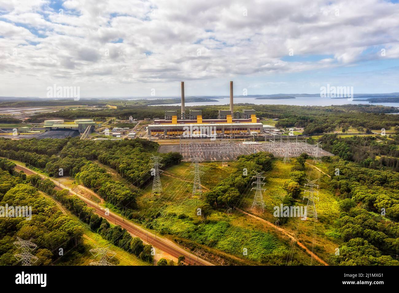 Das termale Kohlekraftwerk Eraring an der Zentralküste von Australien am Eraring-See in Luftaufnahme. Stockfoto