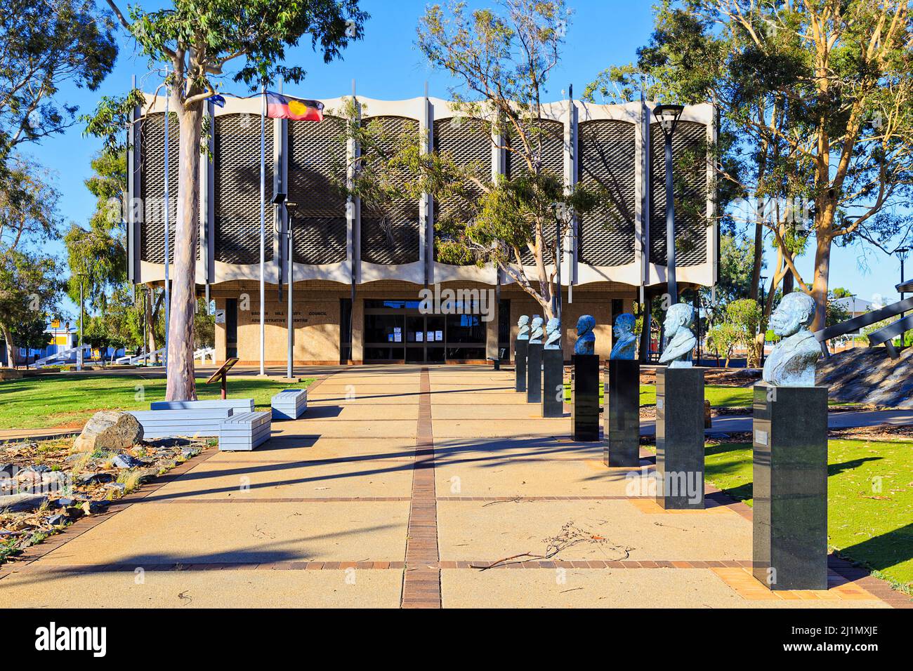 Gepflasterte Gasse in einem Park um Broken Hill City council Kammern des Outback Australien - Bergbau Silver City. Stockfoto