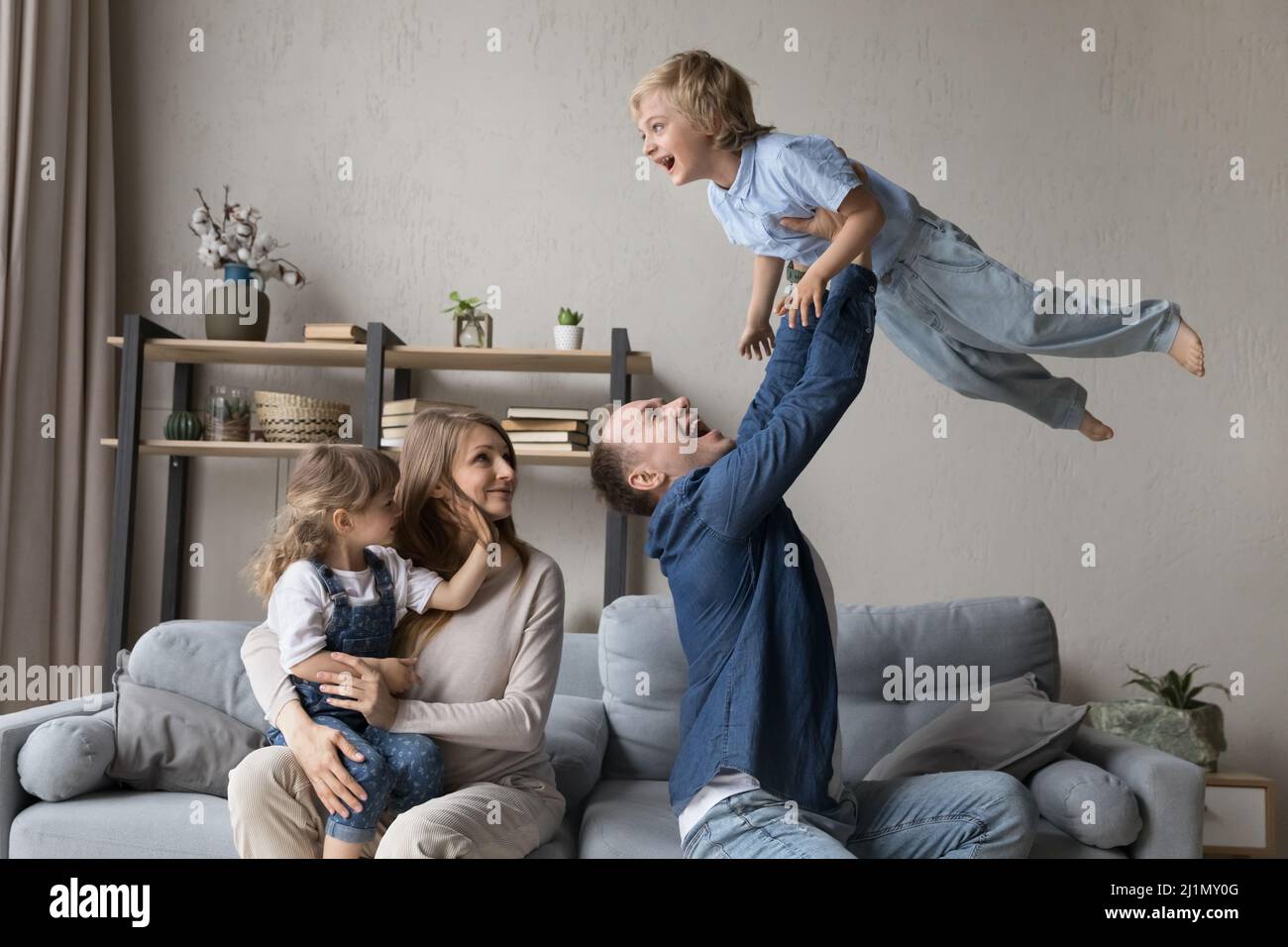 Glückliche Familie in zwei Generationen, die zu Hause Spaß hat. Stockfoto