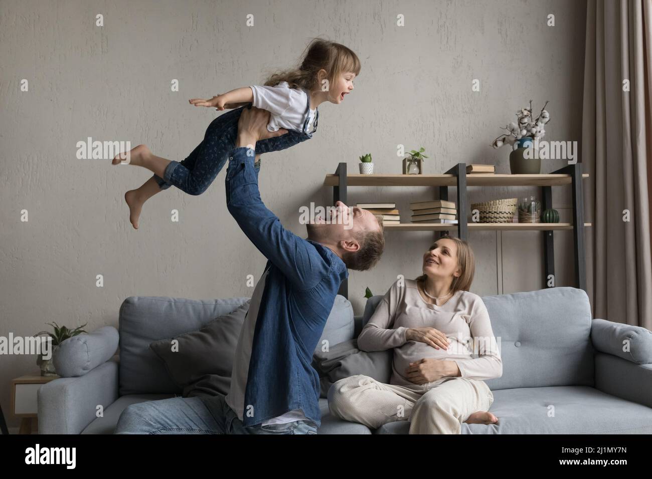Fröhliche zwei Generationen Familie Spaß am Wochenende zu Hause. Stockfoto