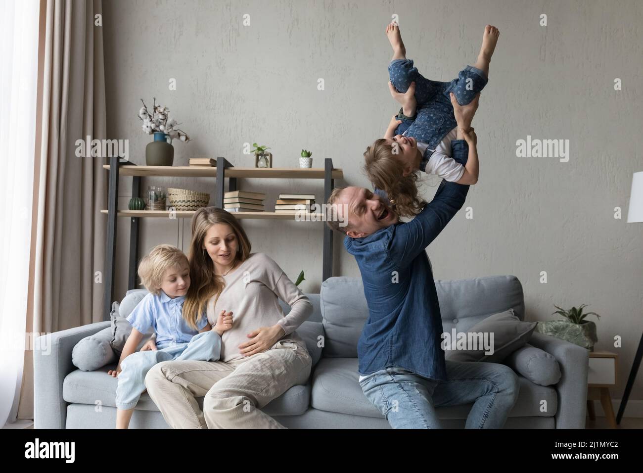 Lächelnd zwei Generationen Familie Spaß zusammen zu Hause. Stockfoto