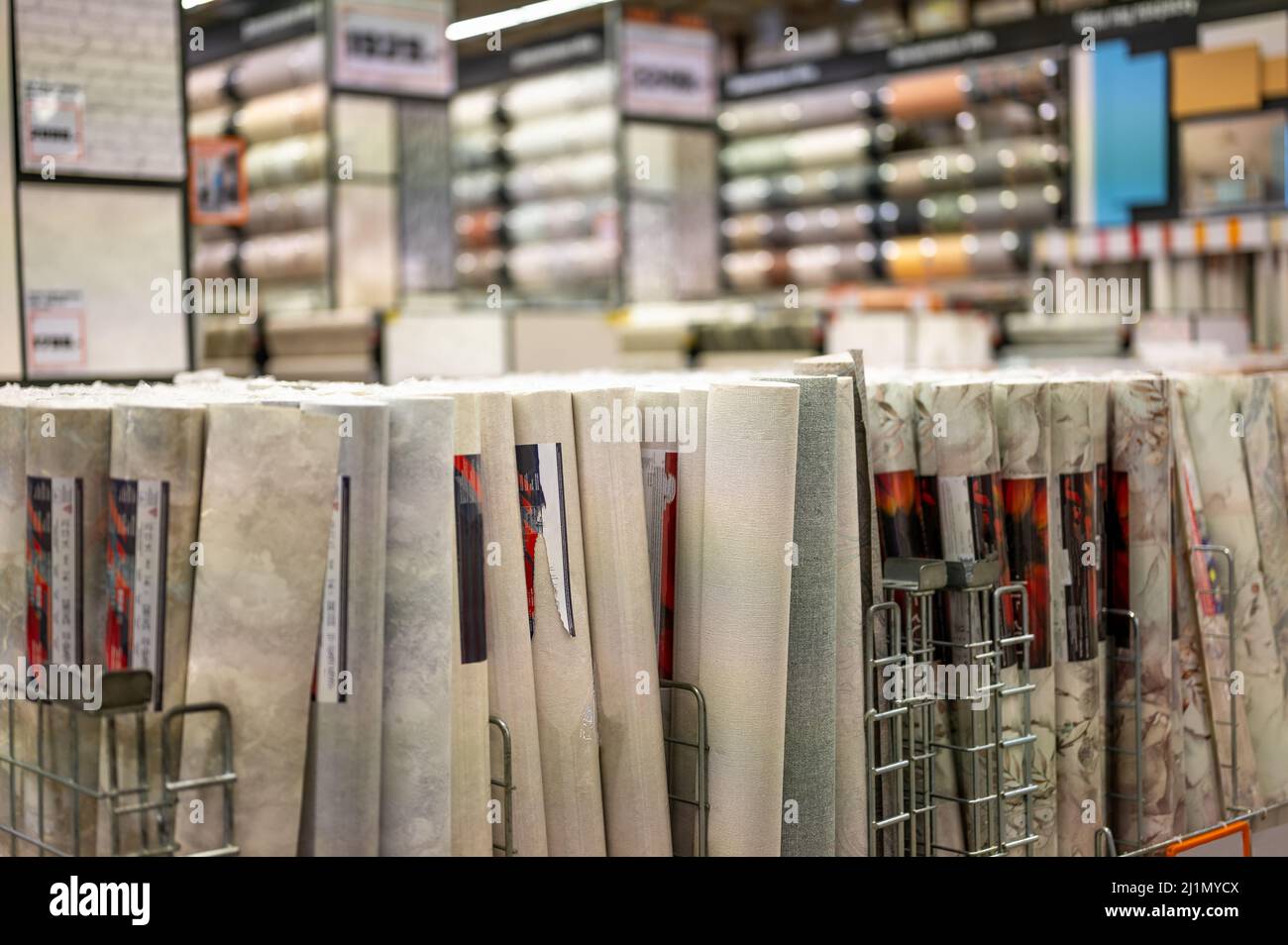 Interieur des Ladens. Große Baumarkt, Werkzeuge und Material. Abschnitt mit der Tapete. Tapete-Shop, Rabatt Tapeten Verkauf Stockfoto