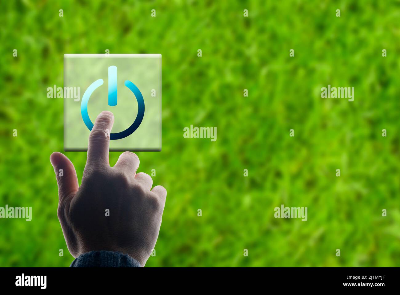 Drücken Sie mit der Hand eine Taste AUF dem grünen Übergangskonzept Stockfoto