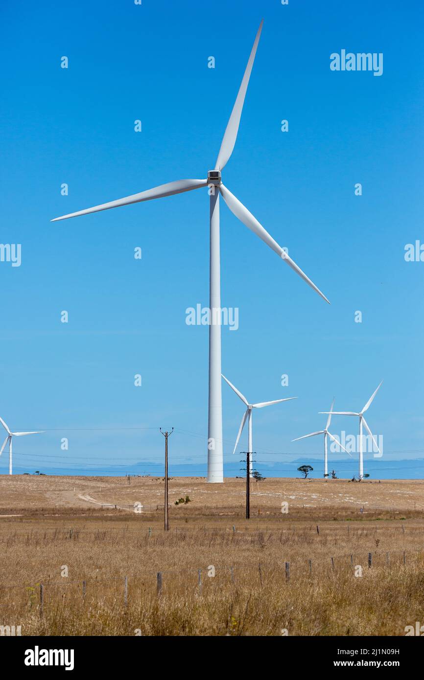 Eine Windturbine im Windpark Lake Bonney in Südaustralien, die am 19. 2022. Februar aufgenommen wurde Stockfoto