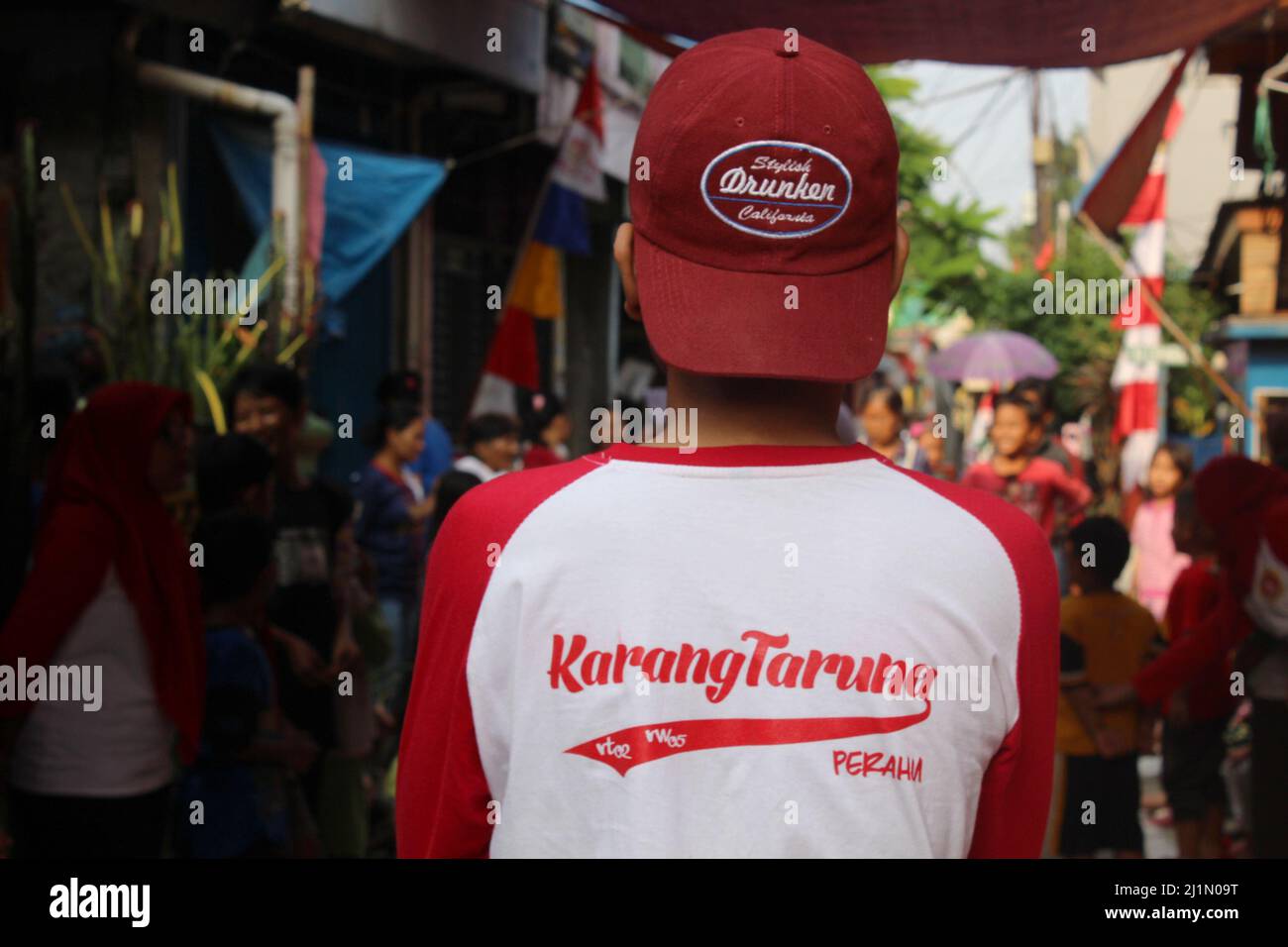 Jakarta, Indonesien - 01 03 2021: Ein Mitglied der Jugendorganisation, der der Kamera den Rücken zudreht und das Schreiben eines Jugendtrikots auf dem zeigt Stockfoto