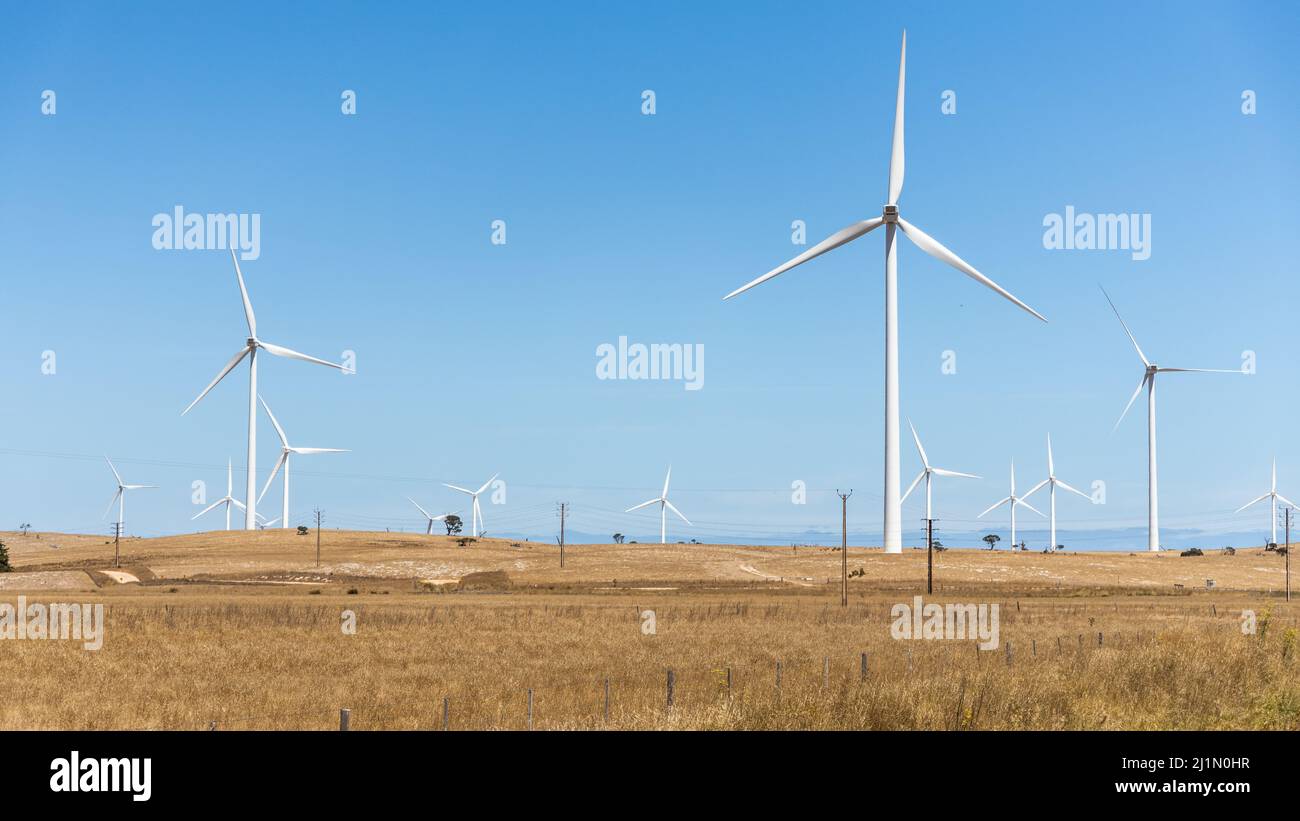 Der Windturbinenpark Lake Bonney im Südosten Südaustraliens wurde am 19. 2022. Februar aufgenommen Stockfoto